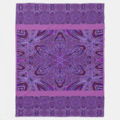 紫のサイケデリック旅花 フリースブランケット (正面)
