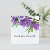 紫のジャカランダの花が木に咲いている (スタンド正面)