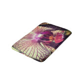 紫のストライプの蘭の花が閉まる バスマット (アングル)