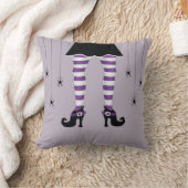 紫のストライプの魔女の脚とクモのハロウィーン クッション (ブランケット)