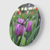 紫のチューリップの壁掛け時計 ラージ壁時計 (傾斜)