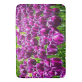 紫のチューリップの大きな畑 バスマット (正面縦)