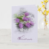 紫のチューリップオンレース同情カード カード (黄色い花)