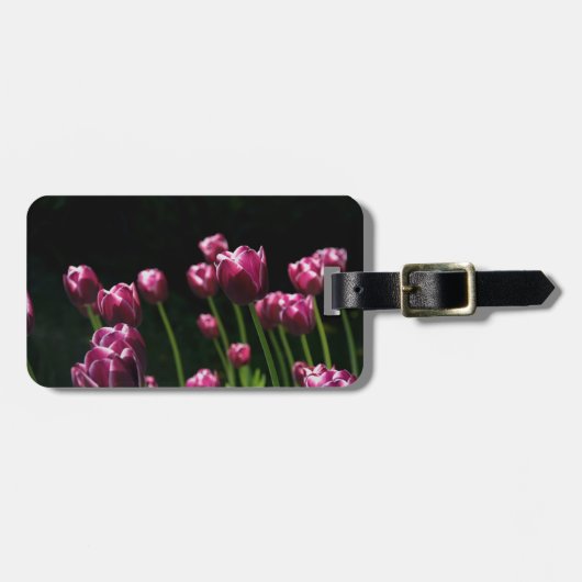 紫のチューリップ付きブラック ラゲッジタグ (正面横)