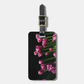 紫のチューリップ付きブラック ラゲッジタグ (正面縦)