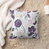 紫のチューリップ：白いヴィンテージ現実主義。 クッション (ブランケット)