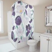 紫のチューリップ:白いヴィンテージ現実主義。 シャワーカーテン (インサイチュ)