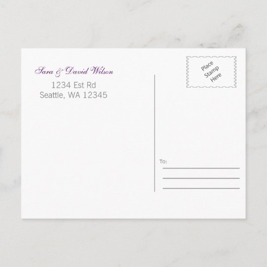 紫のティール(緑がかった色)青い孔雀の結婚式の日付を保存 案内ポストカード (裏面)