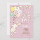 紫のデイジーいくつかのバニーは1歳の誕生日を回す 招待状 (正面)