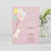 紫のデイジーいくつかのバニーは1歳の誕生日を回す 招待状 (スタンド正面)