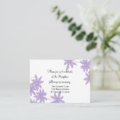 紫のデイジーがホワイトウェディングレセプションカードに エンクロージャーカード (スタンド正面)