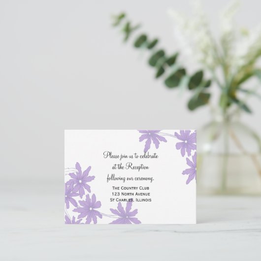 紫のデイジーがホワイトウェディングレセプションカードに エンクロージャーカード (スタンド正面)