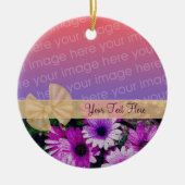 紫のデイジーリボンあなたの写真フローラオーナメント セラミックオーナメント (正面)