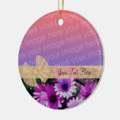 紫のデイジーリボンあなたの写真フローラオーナメント セラミックオーナメント (左)