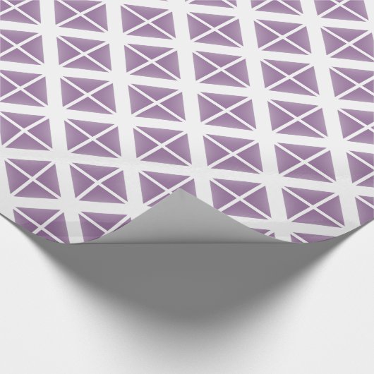 紫のトレンディー三角形パターン ラッピングペーパー (角)