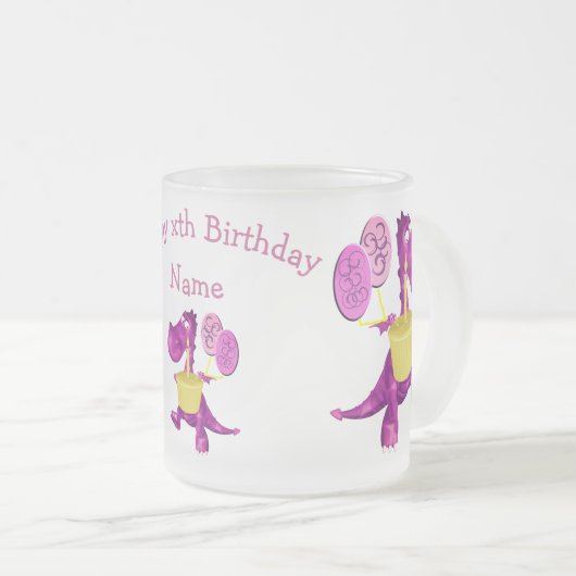 紫のドラゴンカップケーキとバルーンパーソナライズされた フロストグラスマグカップ (正面右)