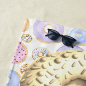 紫のドーナツの少年の色 ビーチタオル (インサイチュ)