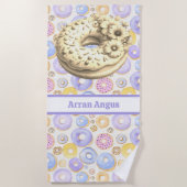 紫のドーナツの少年の色 ビーチタオル (正面)