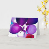 紫のハッピーバースデーバルーンとケーキ カード (黄色い花)