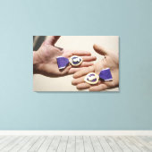 紫のハート受給者がメダルを提示する キャンバスプリント (インサイチュ (ウッドフロア))