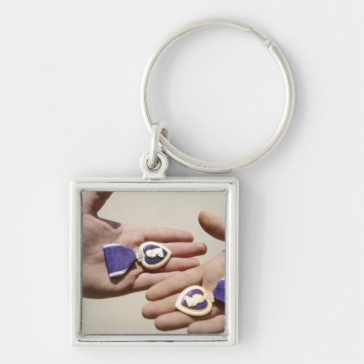 紫のハート受給者がメダルを提示する キーホルダー (正面)