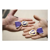 紫のハート受給者がメダルを提示する フォトプリント            (正面)