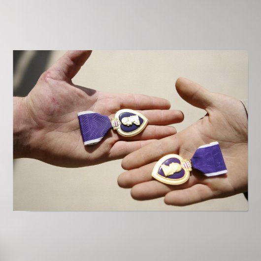 紫のハート受給者がメダルを提示する ポスター (正面)