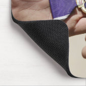 紫のハート受給者がメダルを提示する マウスパッド (コーナー)