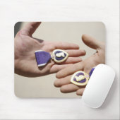 紫のハート受給者がメダルを提示する マウスパッド (マウス)