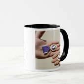 紫のハート受給者がメダルを提示する マグカップ (正面右)