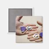 紫のハート受給者がメダルを提示する マグネット (正面/裏面)