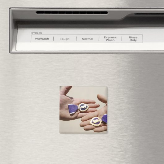 紫のハート受給者がメダルを提示する マグネット (インサイチュ (食洗機))