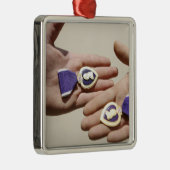 紫のハート受給者がメダルを提示する メタルオーナメント (右)