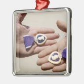 紫のハート受給者がメダルを提示する メタルオーナメント (左)