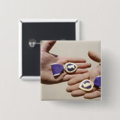 紫のハート受給者がメダルを提示する 缶バッジ (正面&裏面)