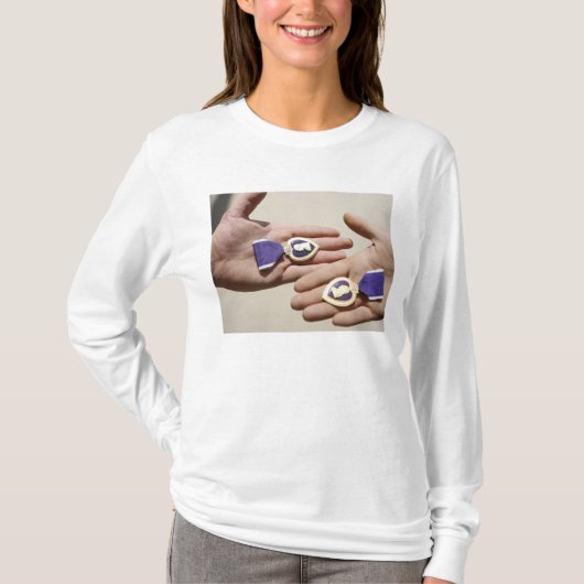 紫のハート受給者がメダルを提示する Tシャツ (正面)
