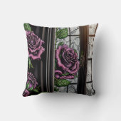 紫のバラザウィンドウ – ゴシックスタイル クッション (裏面)