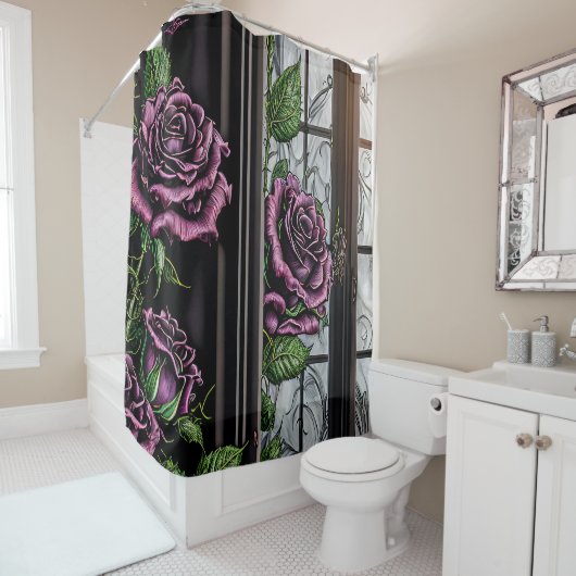 紫のバラザウィンドウ – ゴシックスタイル シャワーカーテン (インサイチュ)