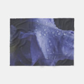 紫のバラ花 フリースブランケット (正面(横))