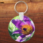 紫のパスクのパーソナライズされた花 キーホルダー (裏面)