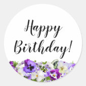 紫のパンジーの花が白いハッピーバースデー ラウンドシール (正面)