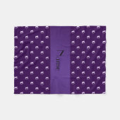 紫のパーソナライズされたサッカーボールの名前 フリースブランケット (正面(横))