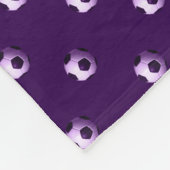 紫のパーソナライズされたサッカーボールの名前 フリースブランケット (角)