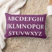 紫のパーソナライズされた枕に白のアルファベット ランバークッション (ブランケット)