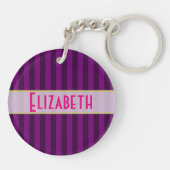 紫のパーソナライズされた柄の名ストライプの前 キーホルダー (裏面)