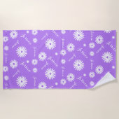 紫のパーソナライズされた花に名前をつける ビーチタオル (正面)