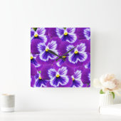 紫のヒナギクと蝶のような花びら スクエア壁時計 (ホーム)