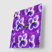 紫のヒナギクと蝶のような花びら スクエア壁時計 (傾斜)