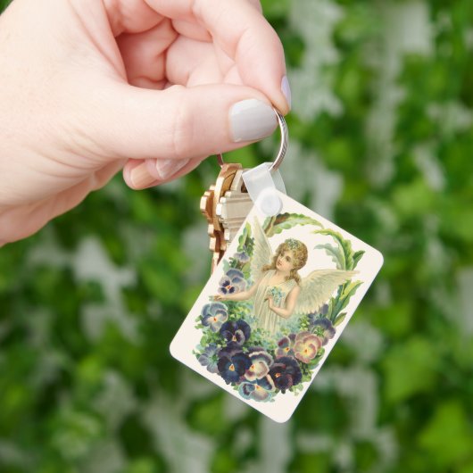 紫のビクトリアンパンジーの花とイースターエンジェル キーホルダー (手)