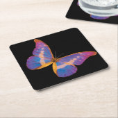 紫のピンクと青の色合いのエキゾチックな蝶 スクエアペーパーコースター (アングル)
